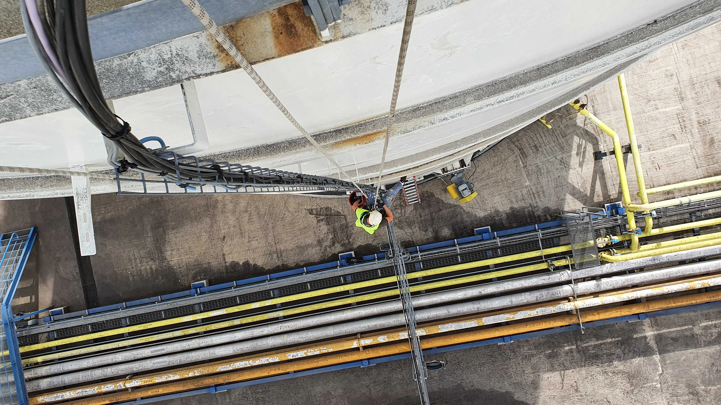 Intervention de cordistes MS Access pour des câbles sur les cuves chez AXIANS PESSAC à Pessac (industrie) – 5